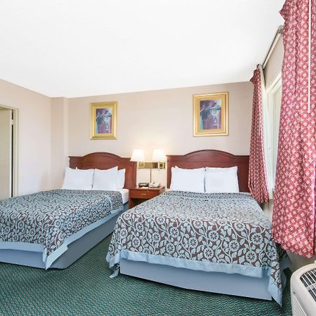 Days Inn & Suites By Wyndham Wichita East ภายนอก รูปภาพ