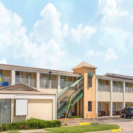 Days Inn & Suites By Wyndham Wichita East ภายนอก รูปภาพ