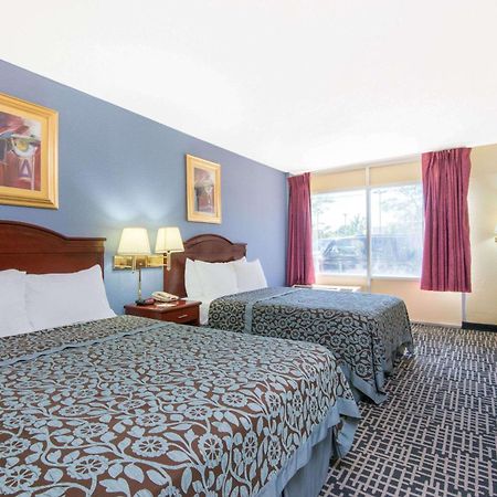 Days Inn & Suites By Wyndham Wichita East ภายนอก รูปภาพ