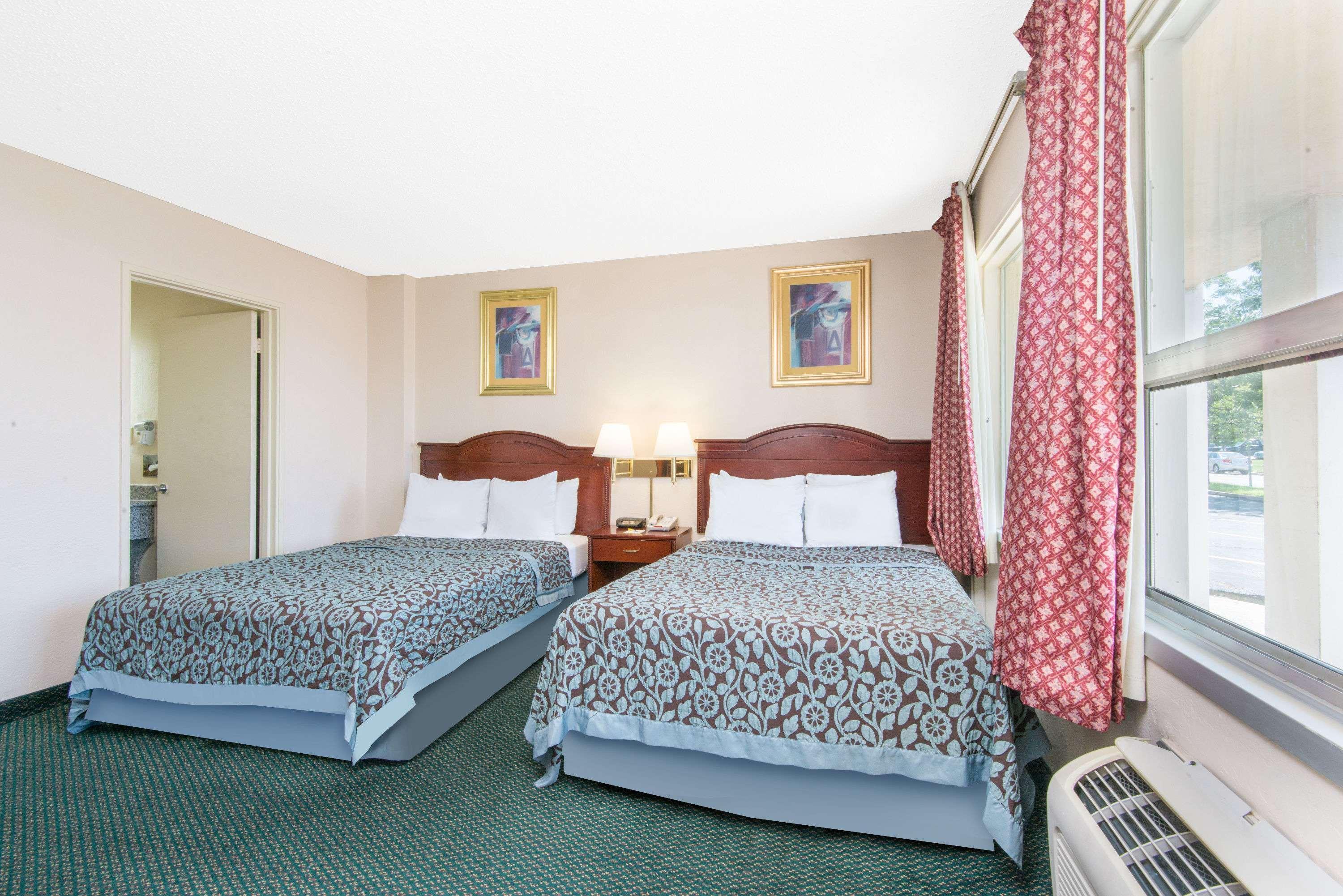 Days Inn & Suites By Wyndham Wichita East ภายนอก รูปภาพ