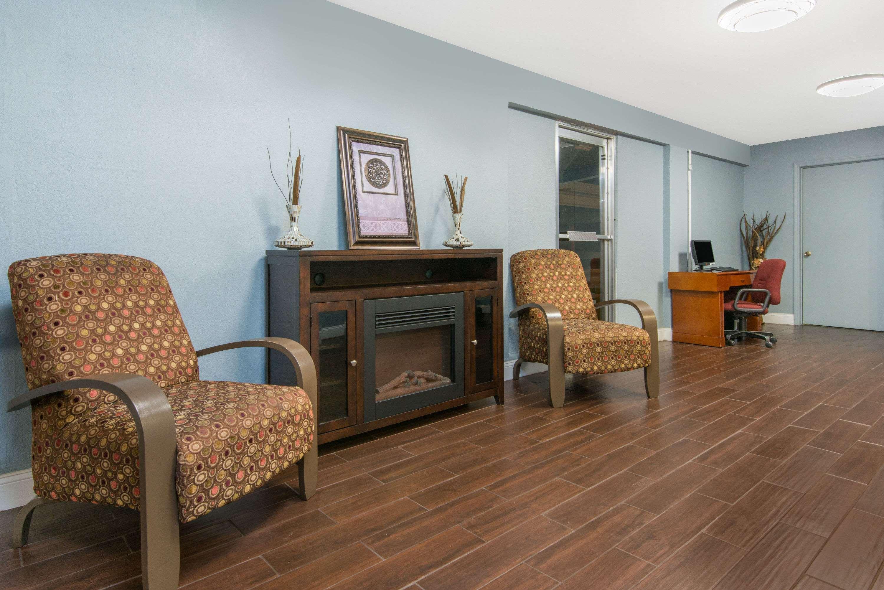 Days Inn & Suites By Wyndham Wichita East ภายนอก รูปภาพ