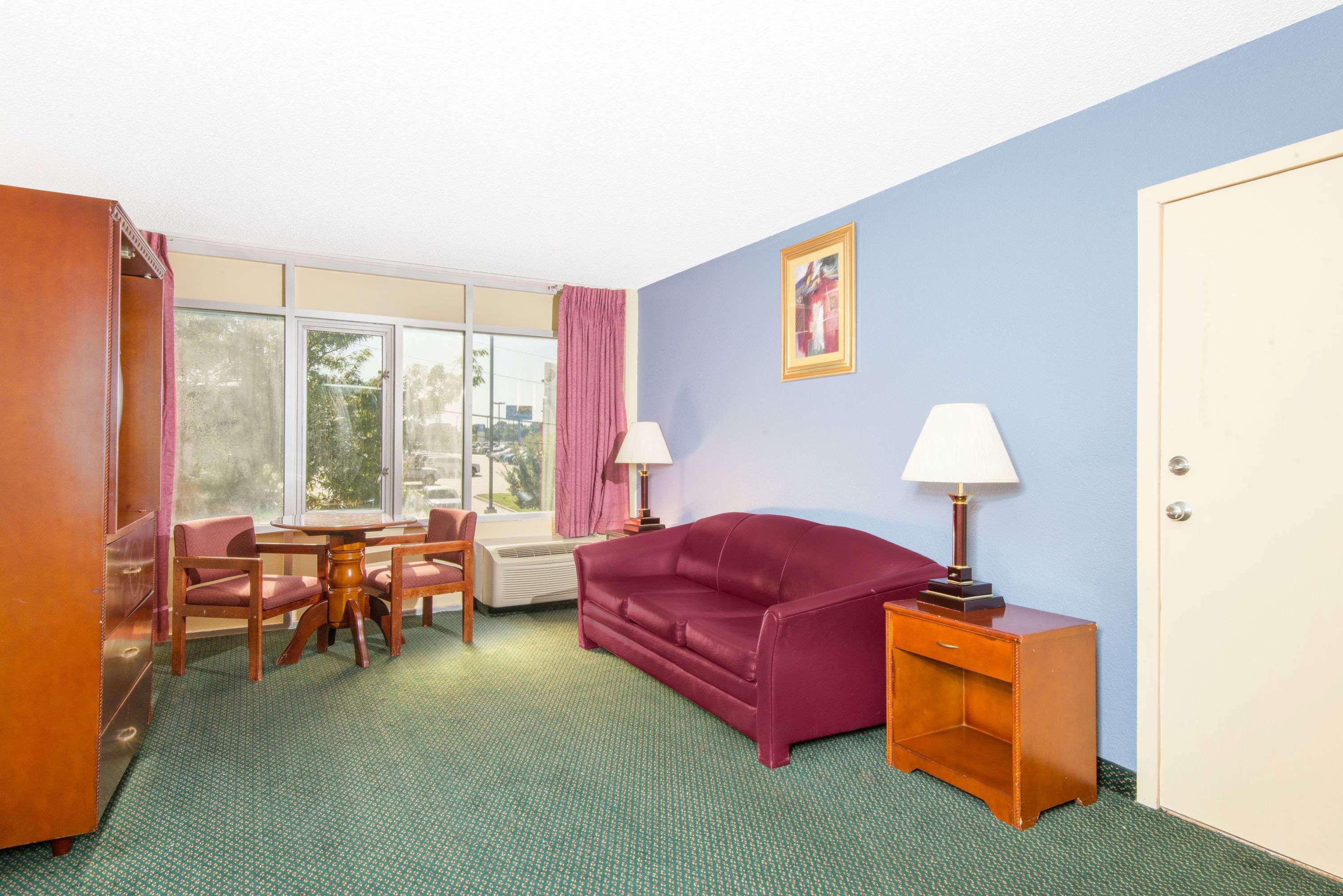 Days Inn & Suites By Wyndham Wichita East ภายนอก รูปภาพ