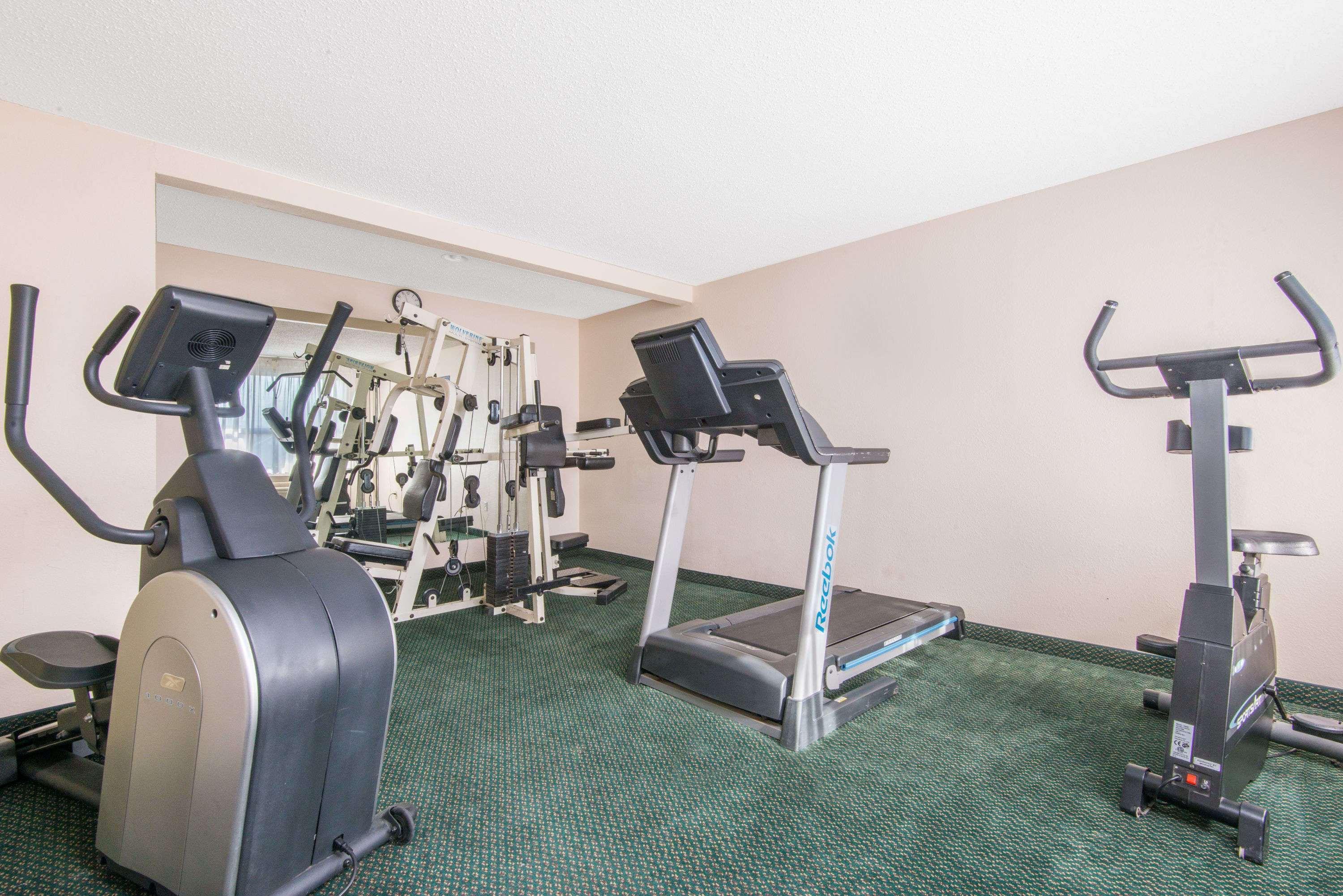 Days Inn & Suites By Wyndham Wichita East ภายนอก รูปภาพ