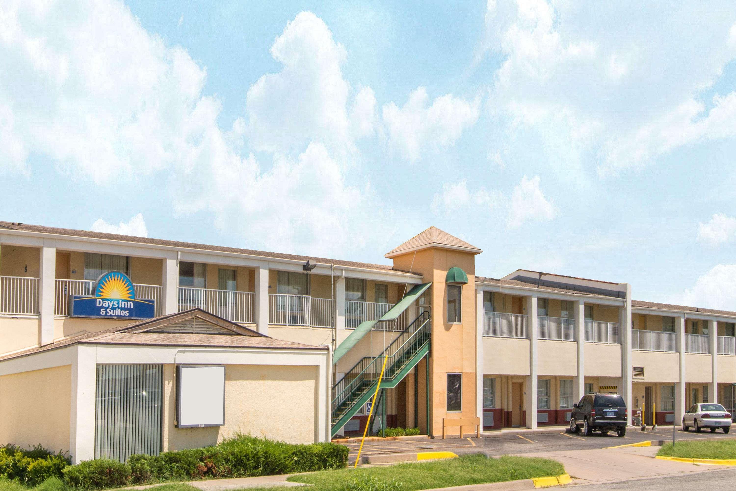 Days Inn & Suites By Wyndham Wichita East ภายนอก รูปภาพ