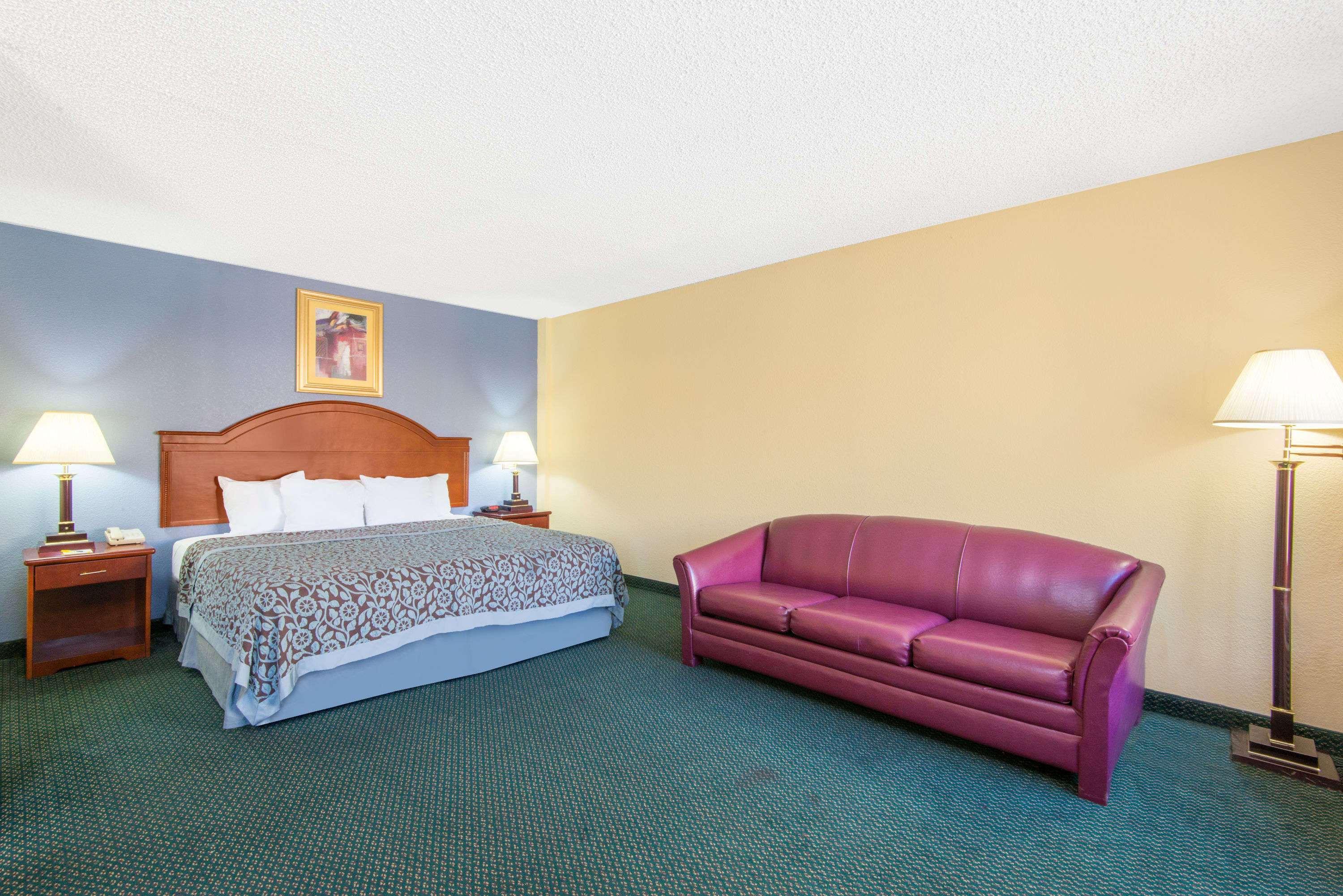 Days Inn & Suites By Wyndham Wichita East ภายนอก รูปภาพ