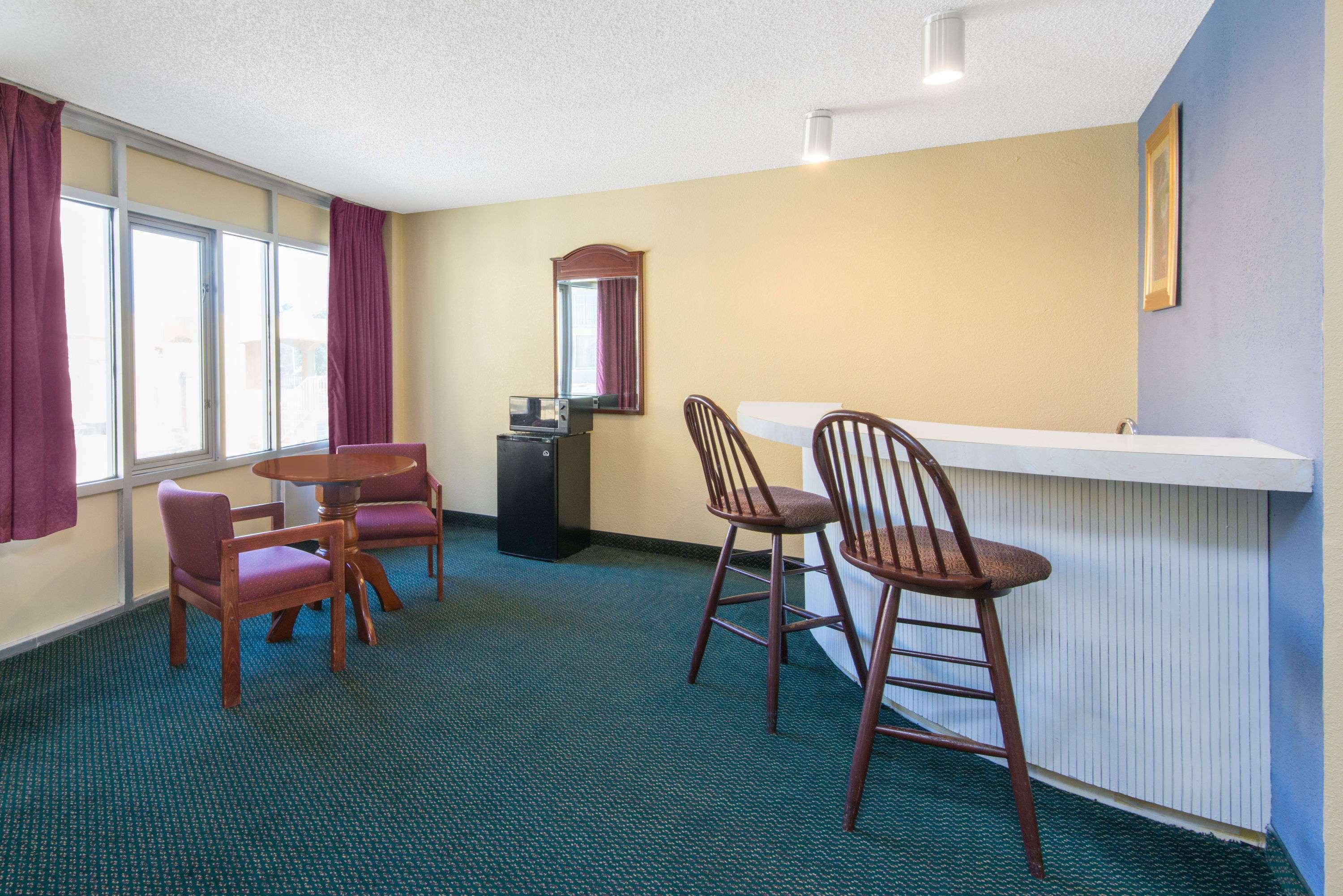 Days Inn & Suites By Wyndham Wichita East ภายนอก รูปภาพ