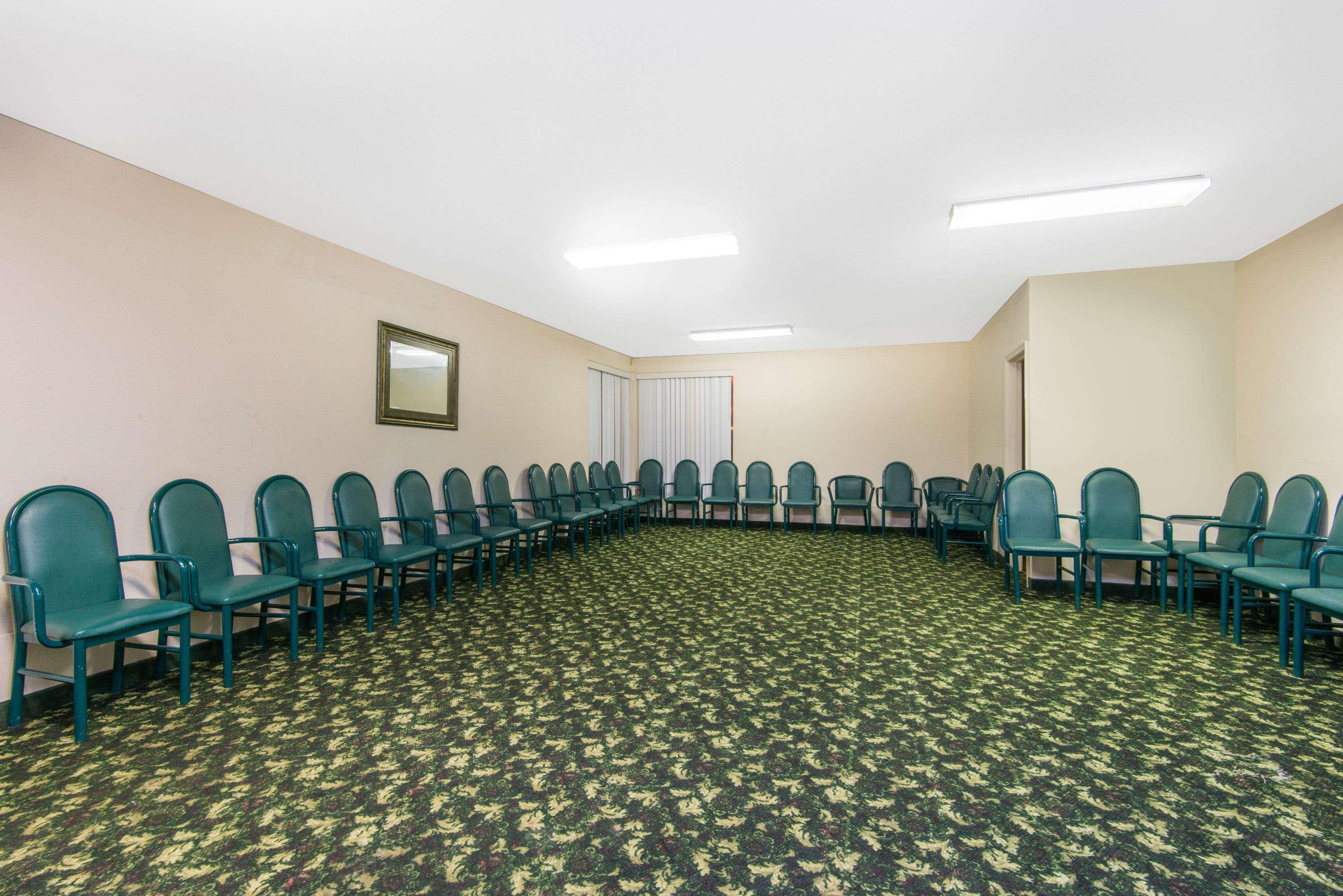 Days Inn & Suites By Wyndham Wichita East ภายนอก รูปภาพ