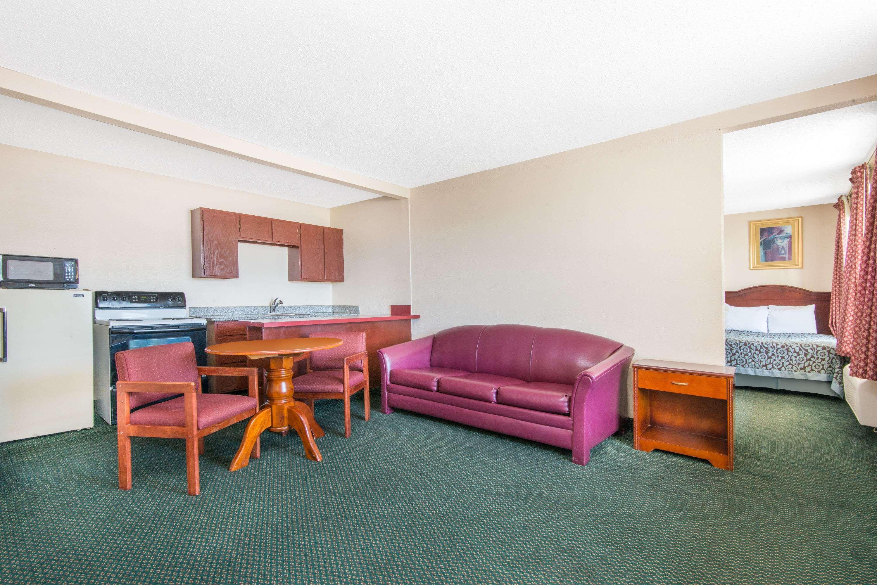 Days Inn & Suites By Wyndham Wichita East ภายนอก รูปภาพ