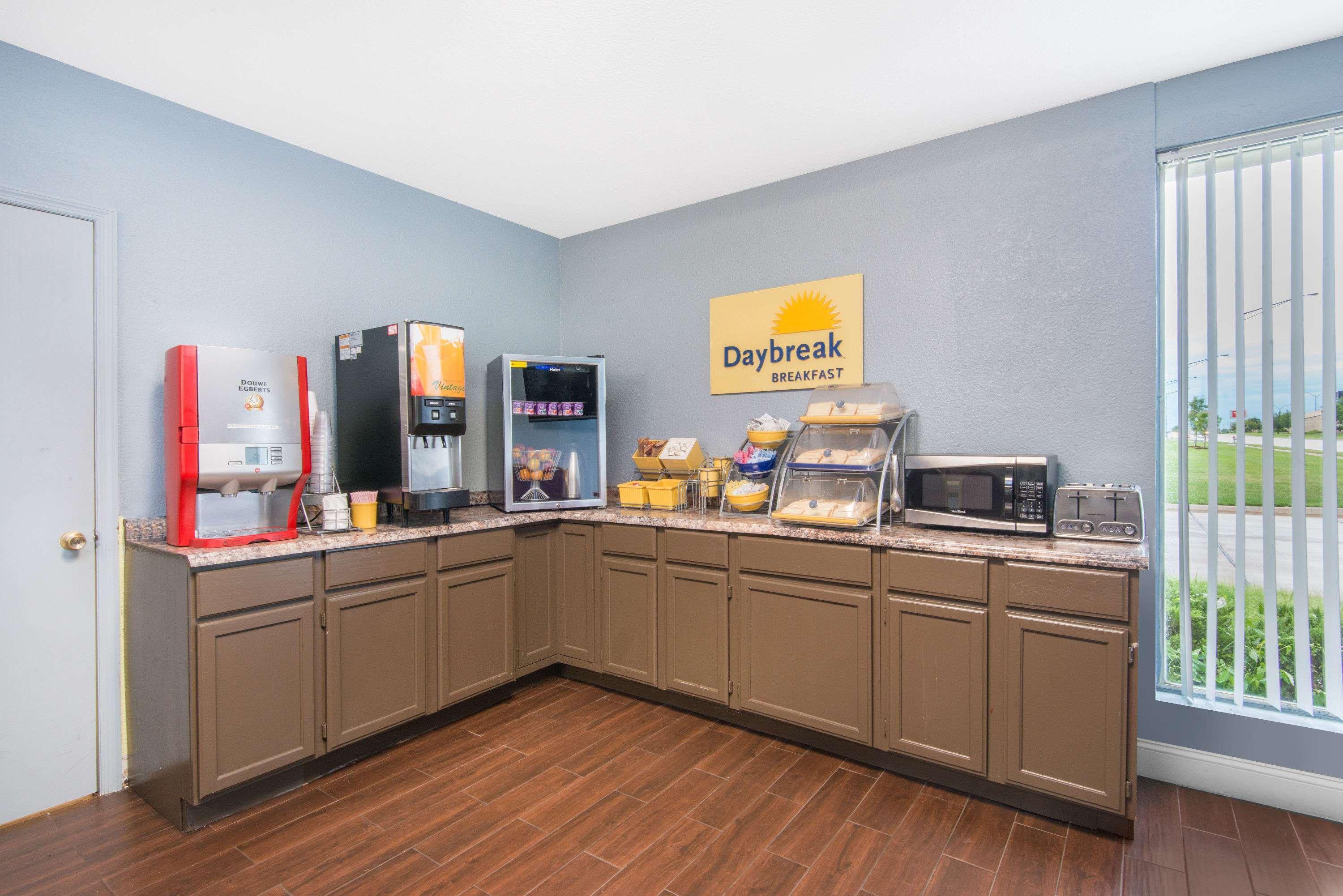 Days Inn & Suites By Wyndham Wichita East ภายนอก รูปภาพ