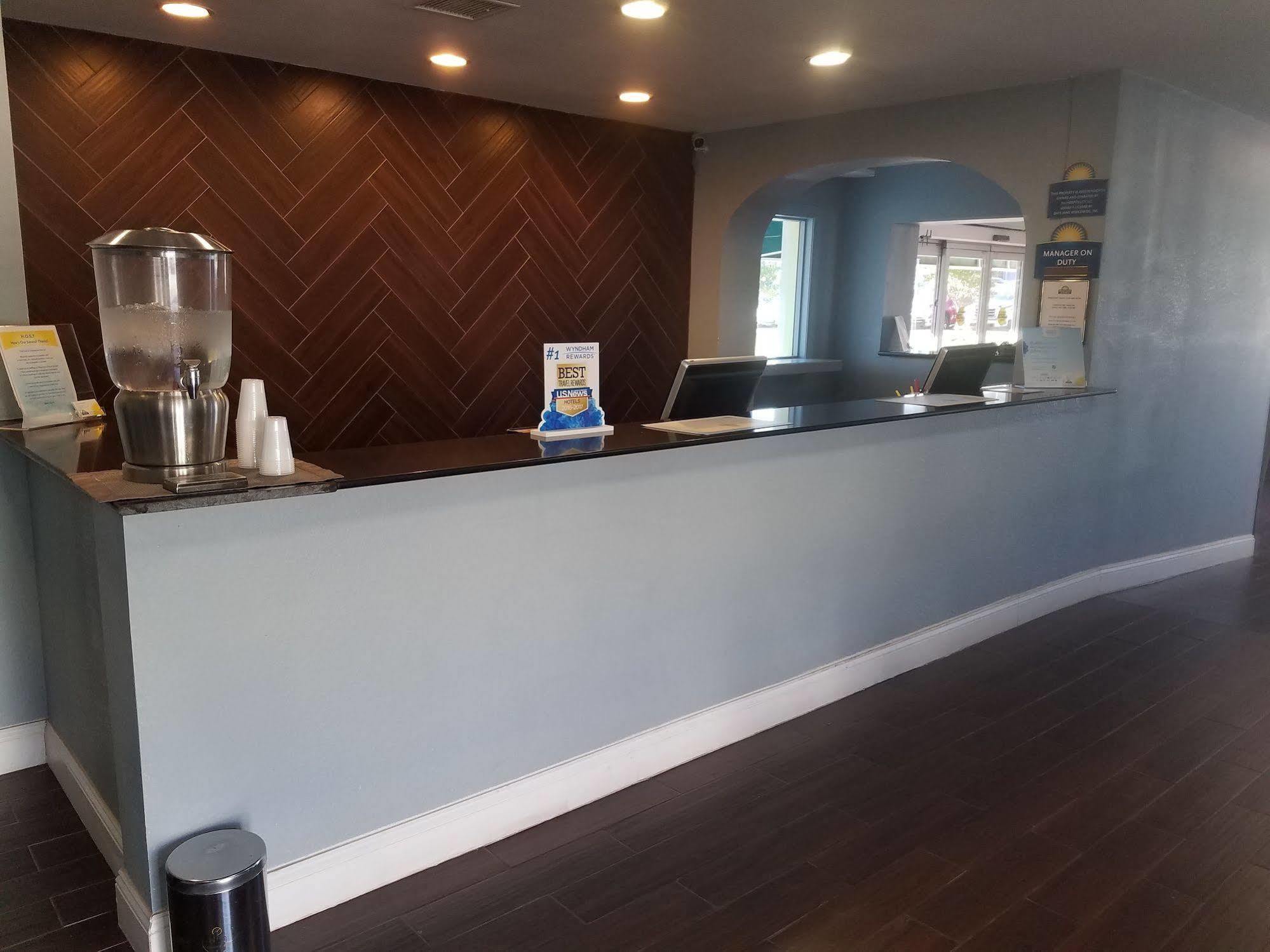 Days Inn & Suites By Wyndham Wichita East ภายนอก รูปภาพ
