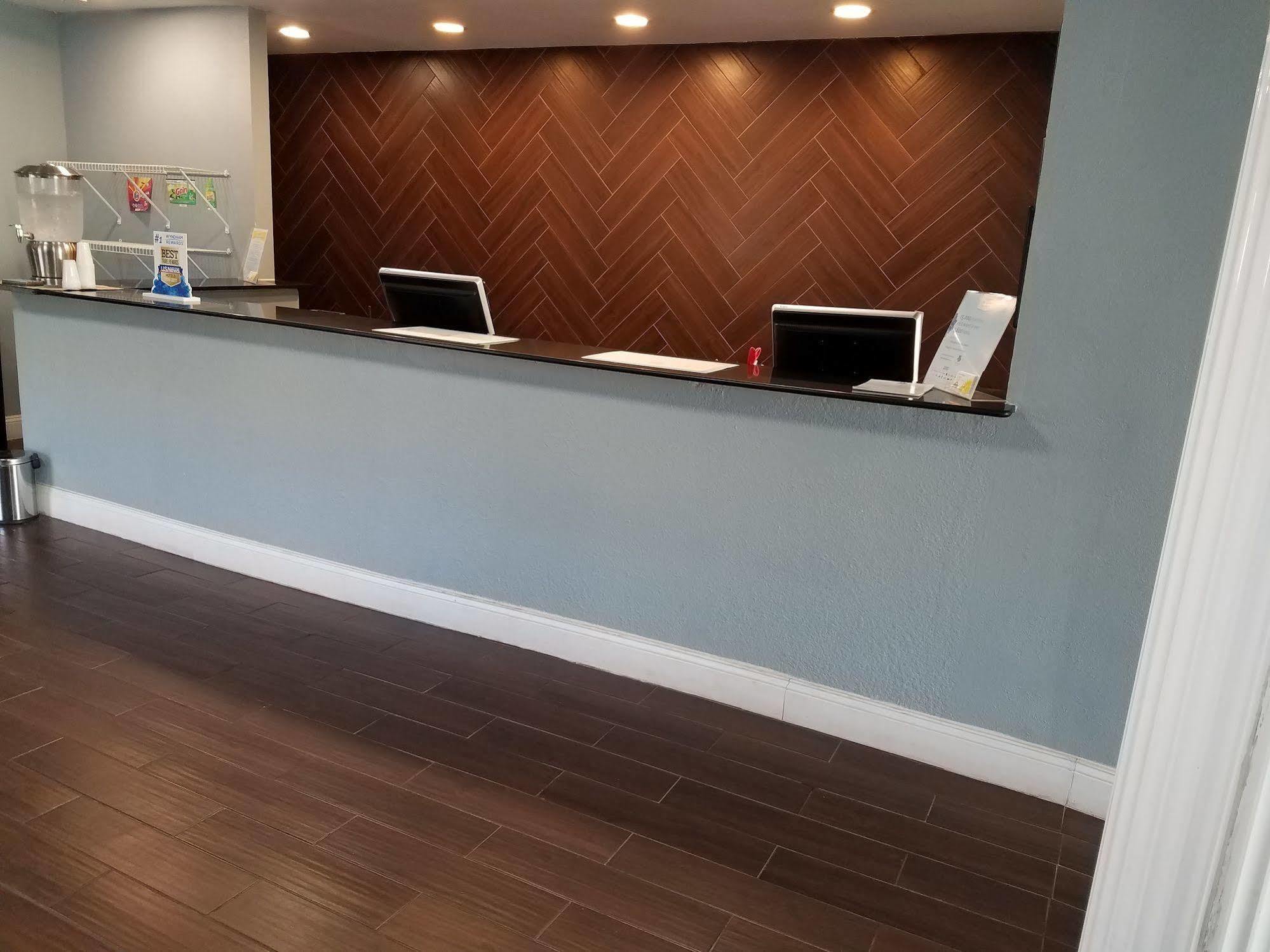 Days Inn & Suites By Wyndham Wichita East ภายนอก รูปภาพ