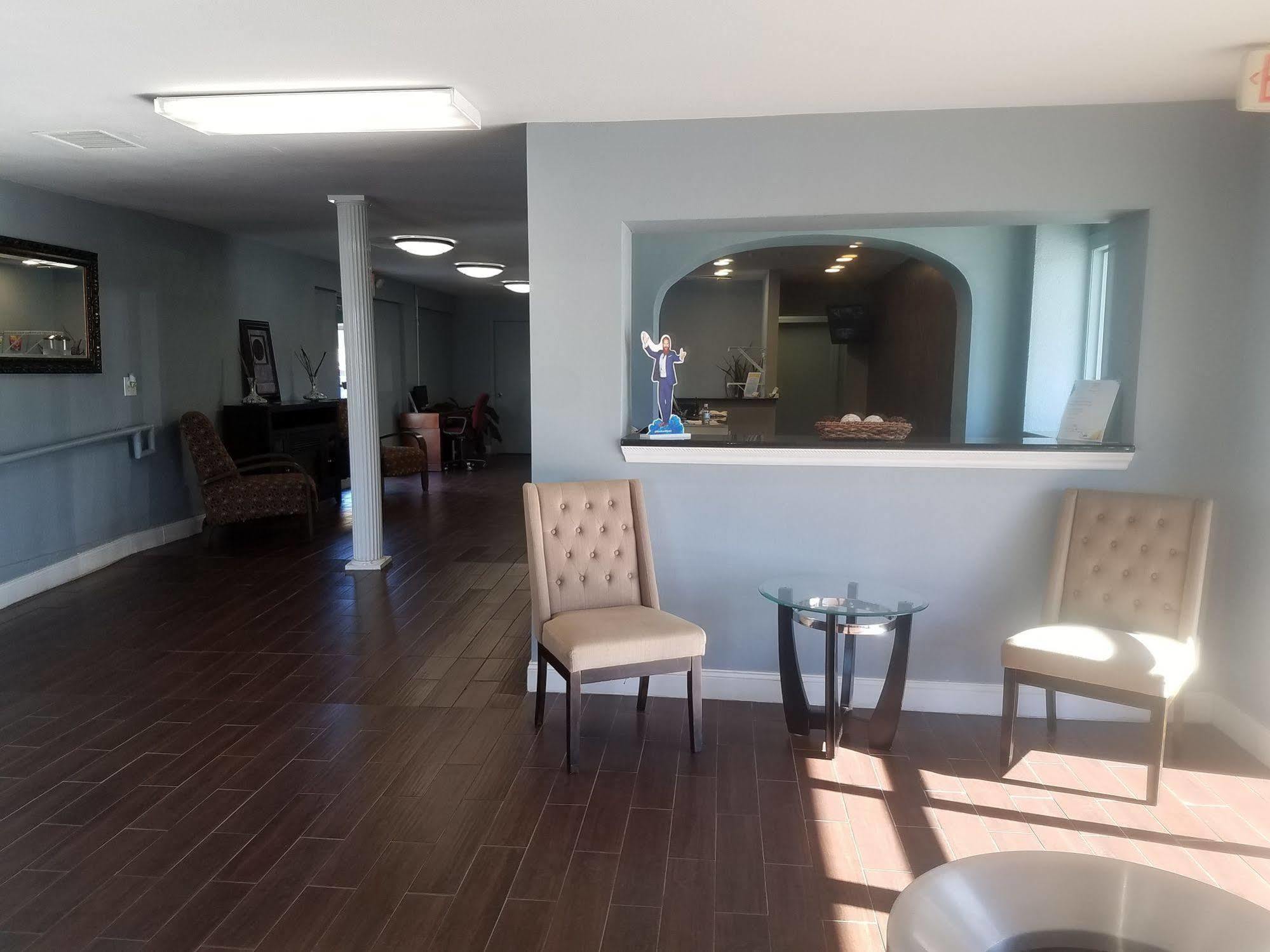 Days Inn & Suites By Wyndham Wichita East ภายนอก รูปภาพ