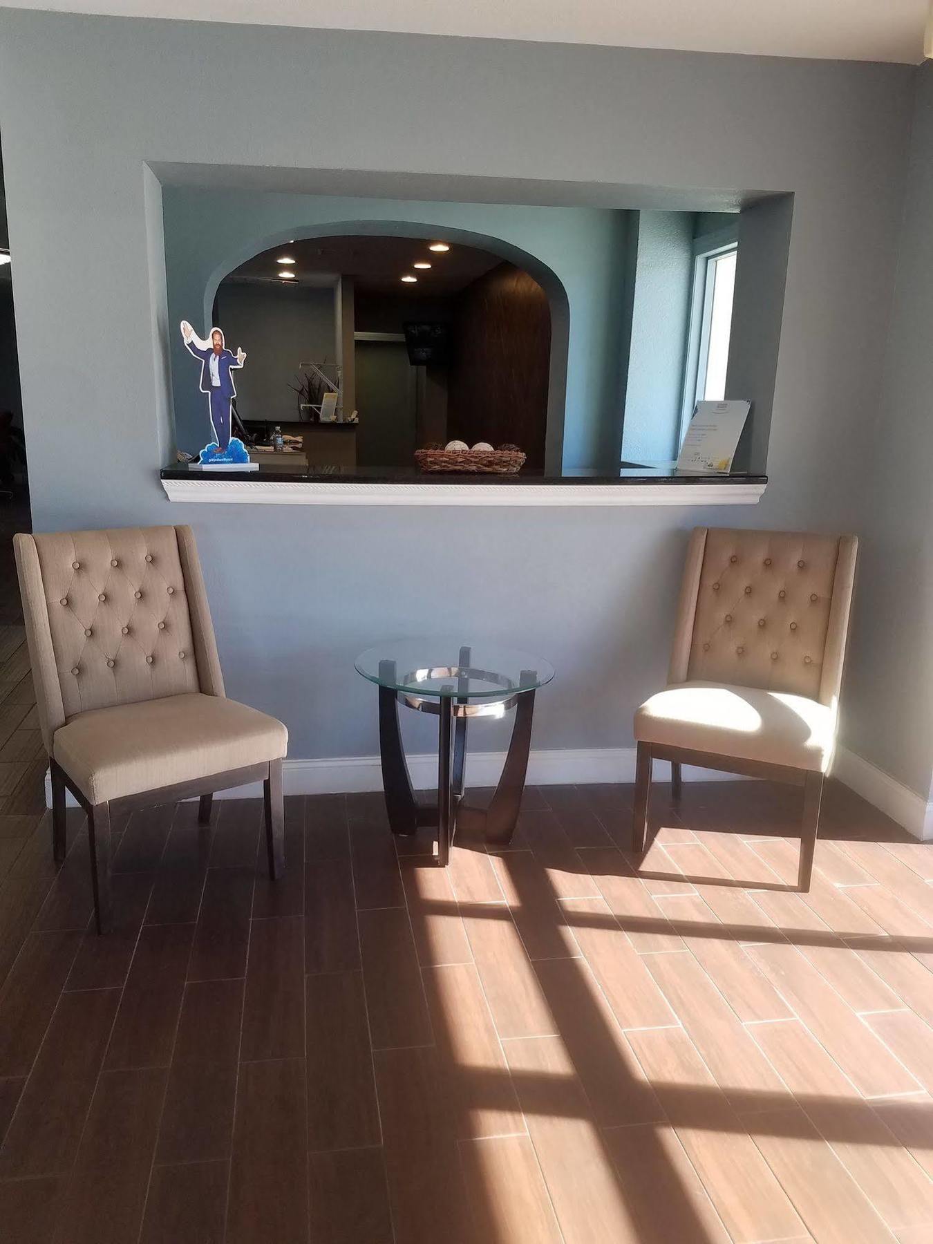 Days Inn & Suites By Wyndham Wichita East ภายนอก รูปภาพ