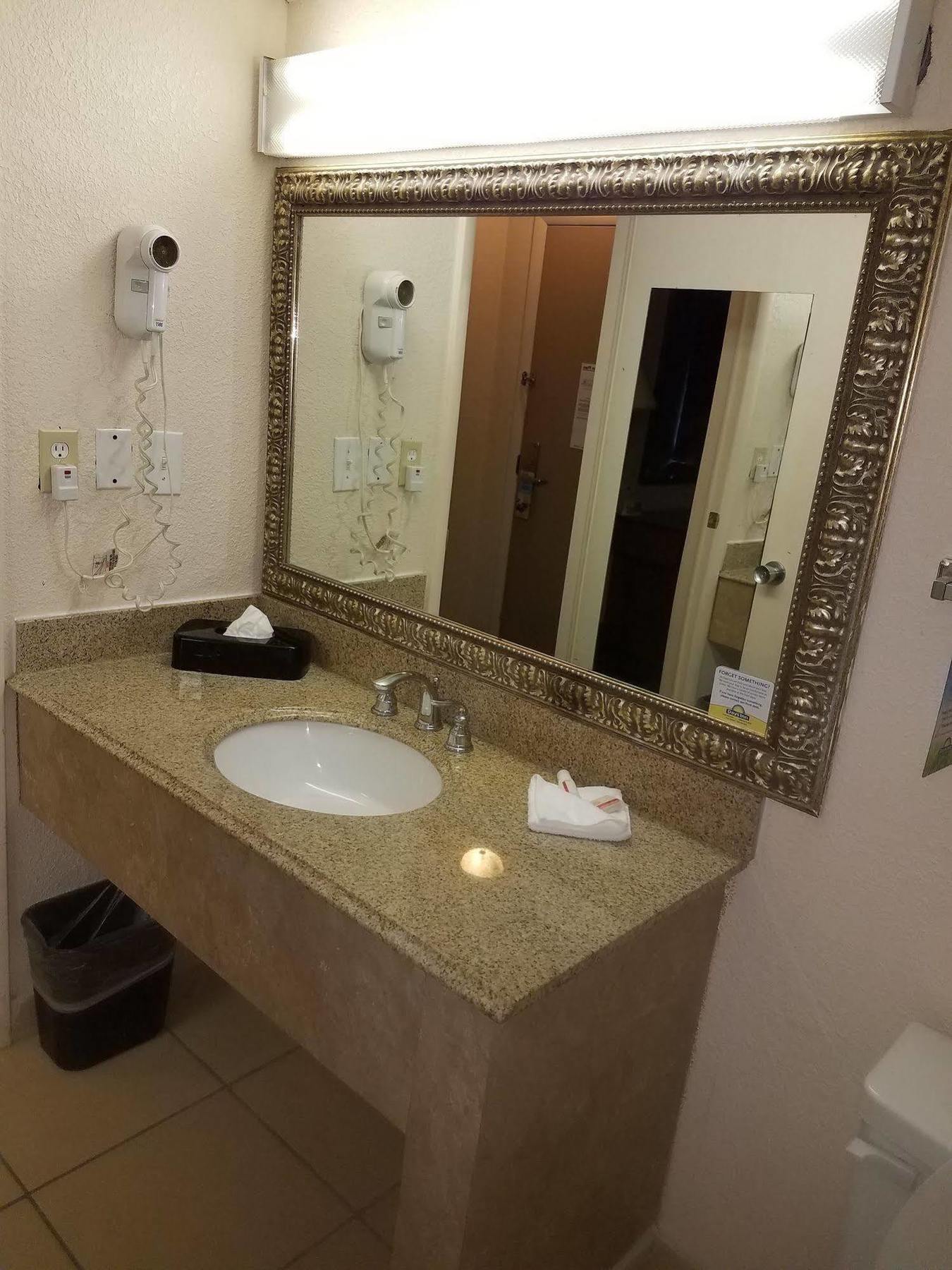Days Inn & Suites By Wyndham Wichita East ภายนอก รูปภาพ