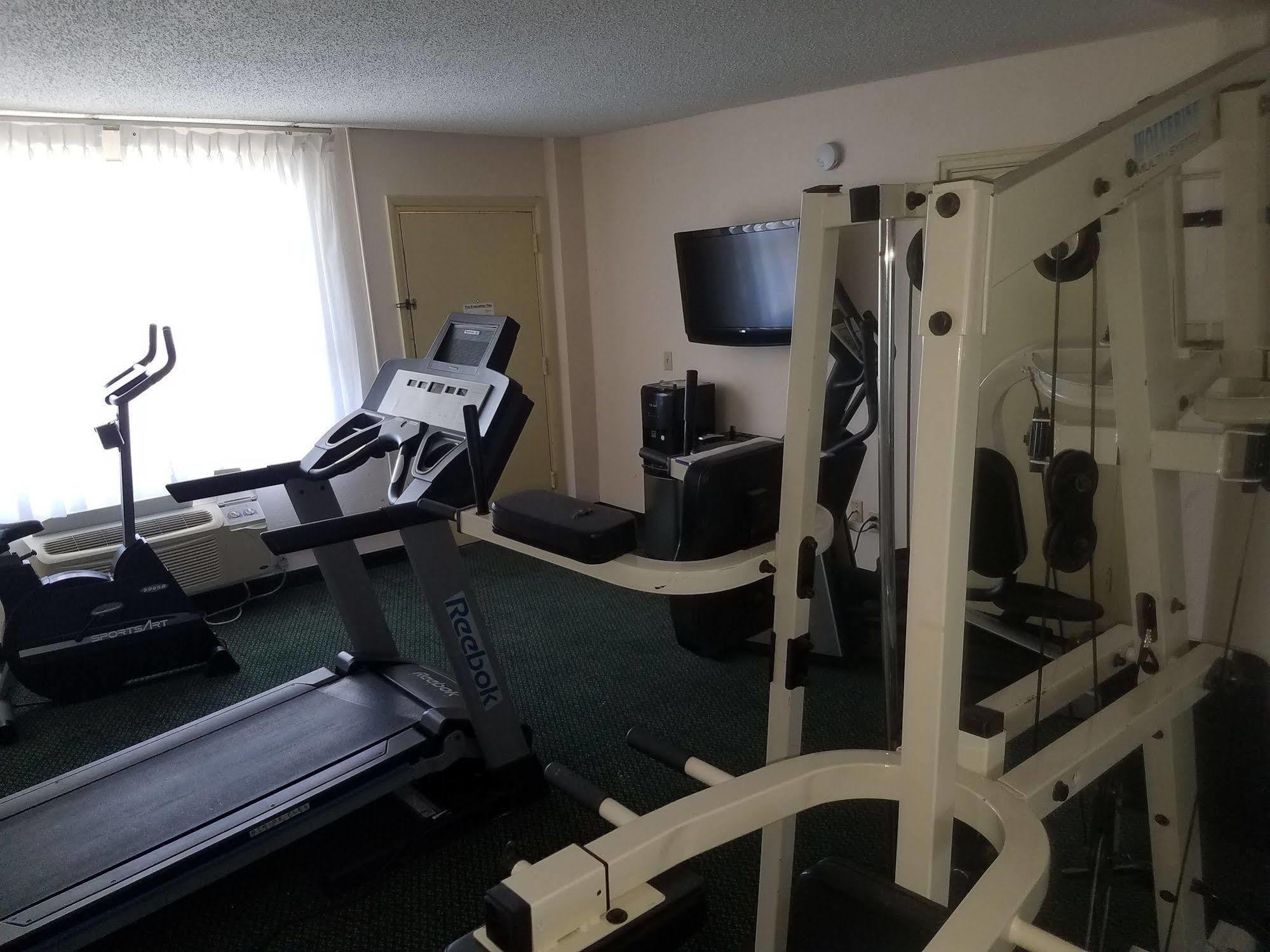 Days Inn & Suites By Wyndham Wichita East ภายนอก รูปภาพ