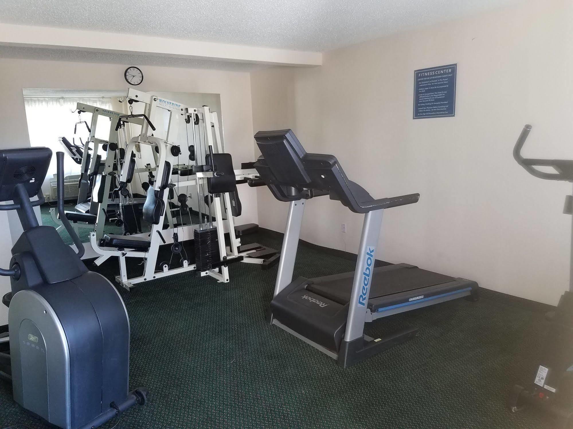Days Inn & Suites By Wyndham Wichita East ภายนอก รูปภาพ