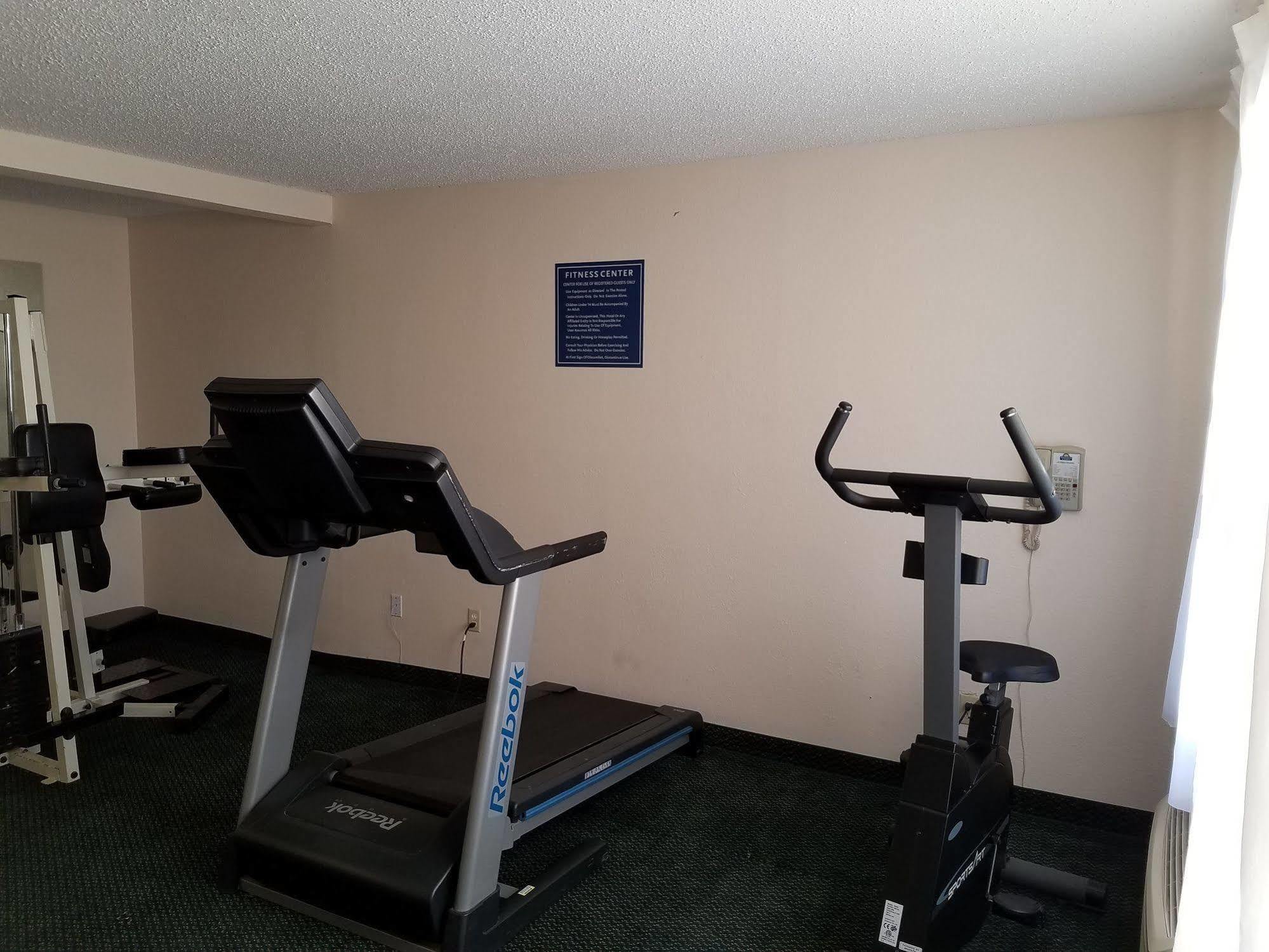 Days Inn & Suites By Wyndham Wichita East ภายนอก รูปภาพ