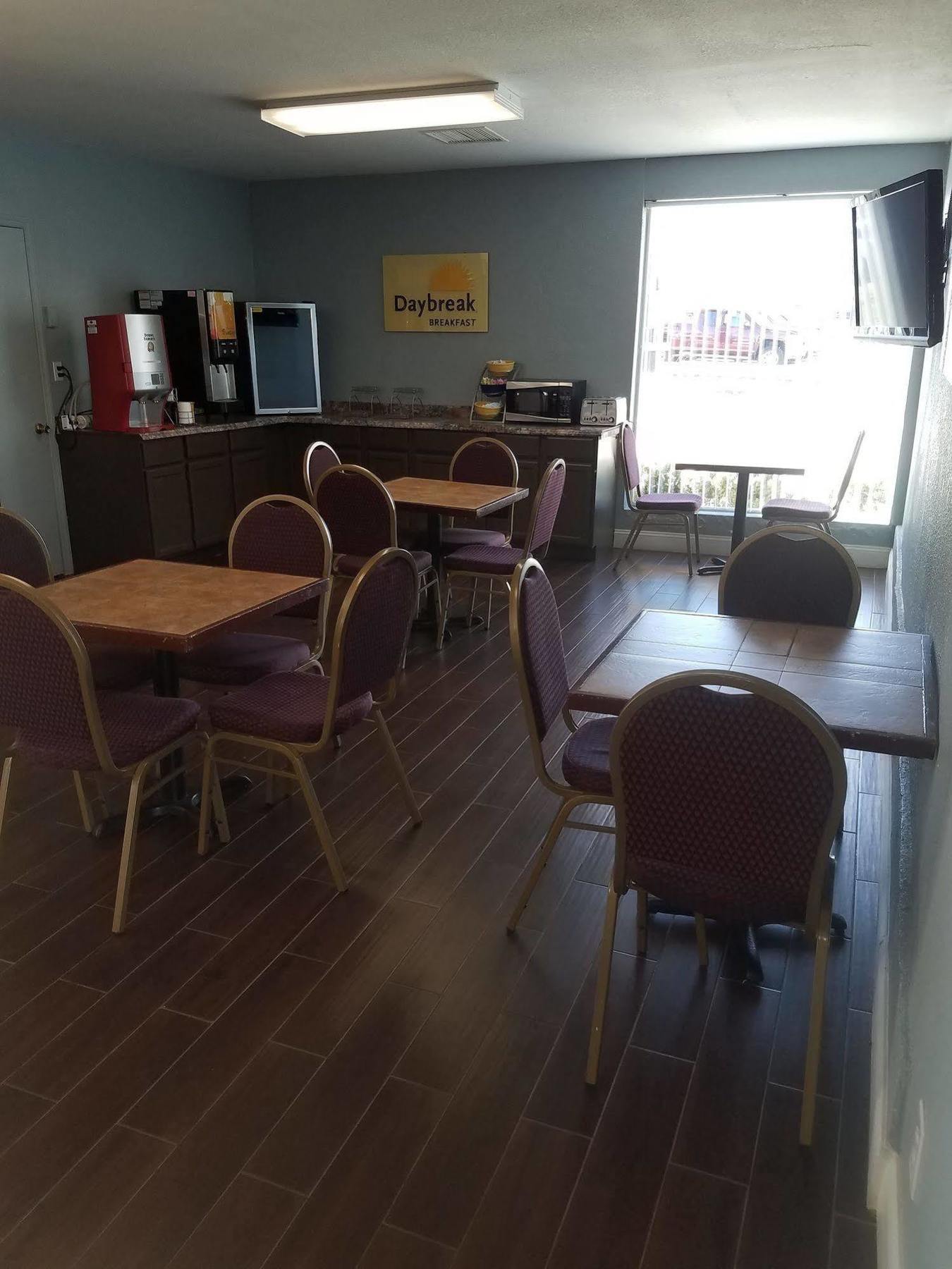 Days Inn & Suites By Wyndham Wichita East ภายนอก รูปภาพ