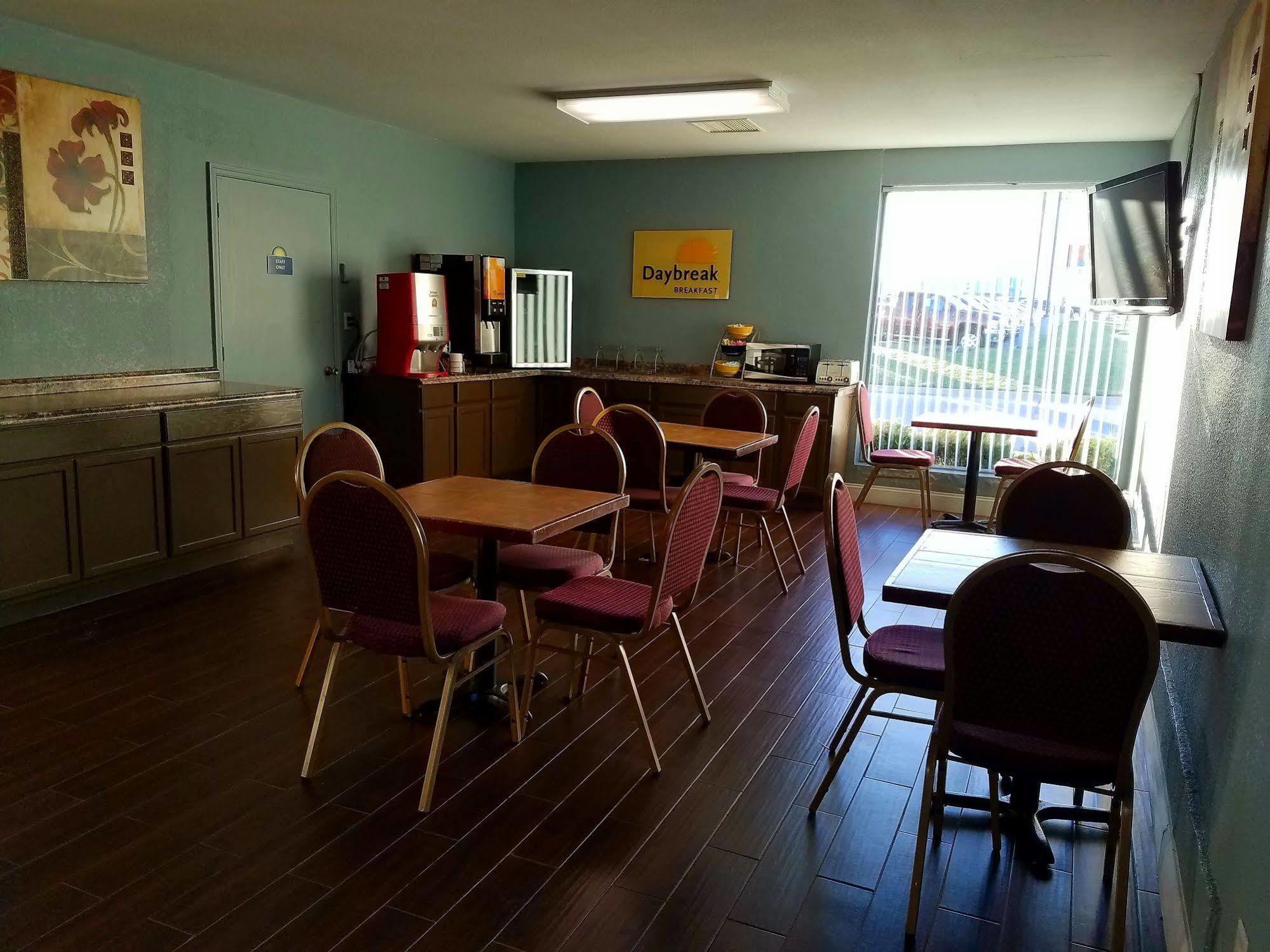 Days Inn & Suites By Wyndham Wichita East ภายนอก รูปภาพ
