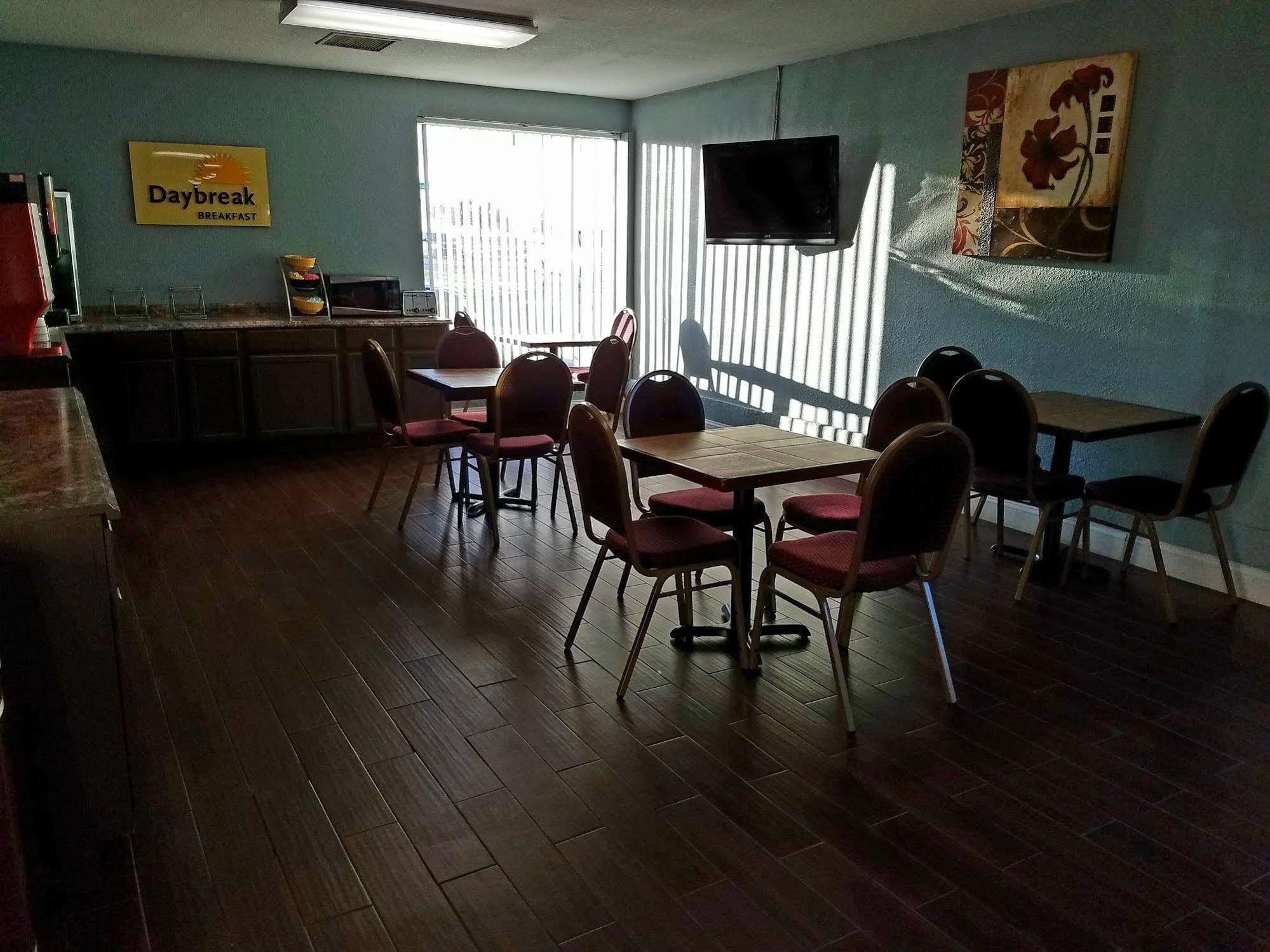 Days Inn & Suites By Wyndham Wichita East ภายนอก รูปภาพ