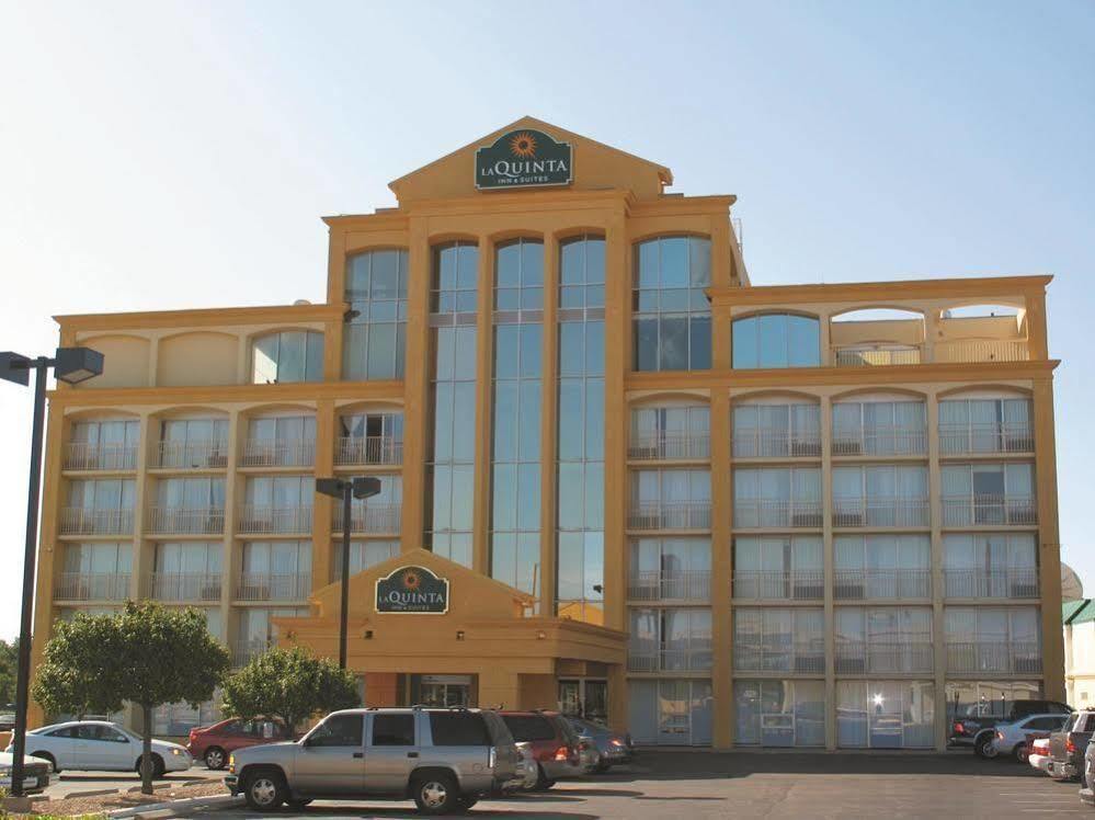 Days Inn & Suites By Wyndham Wichita East ภายนอก รูปภาพ