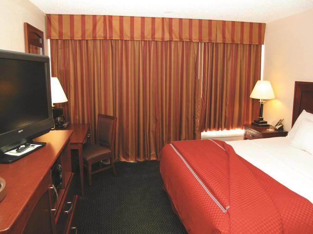 Days Inn & Suites By Wyndham Wichita East ภายนอก รูปภาพ