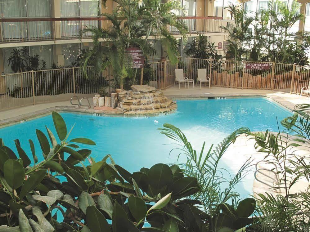 Days Inn & Suites By Wyndham Wichita East ภายนอก รูปภาพ