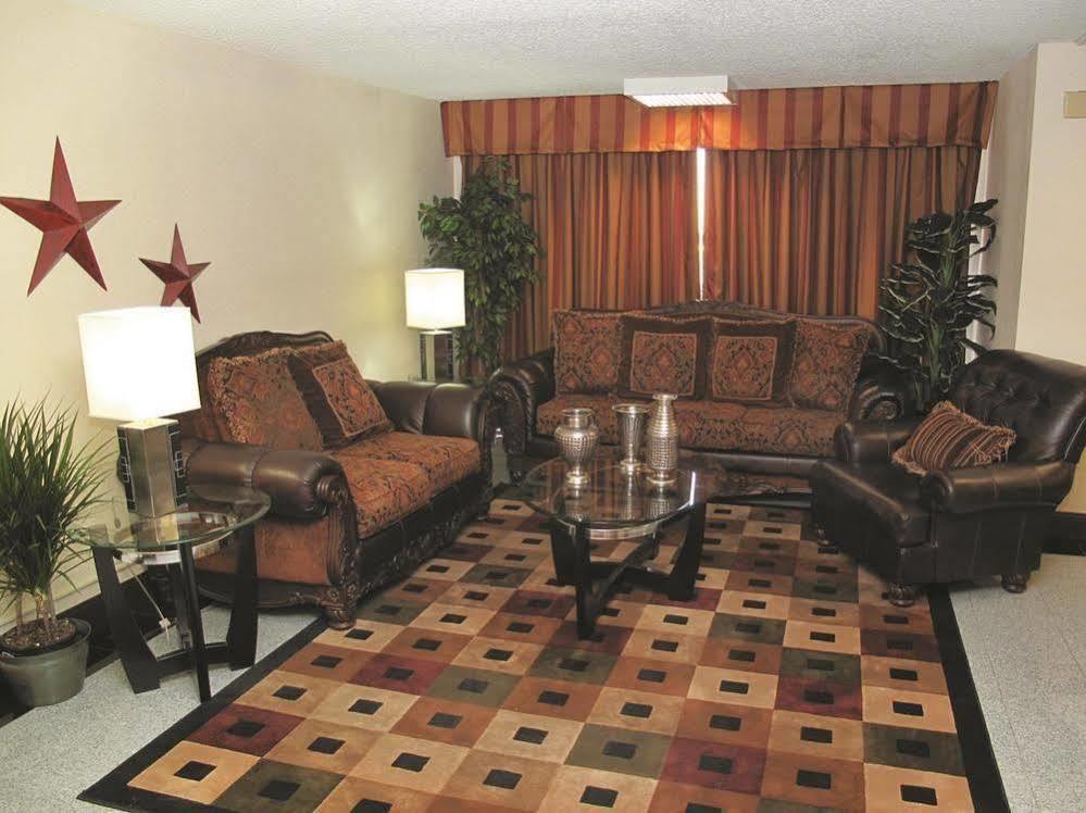Days Inn & Suites By Wyndham Wichita East ภายนอก รูปภาพ